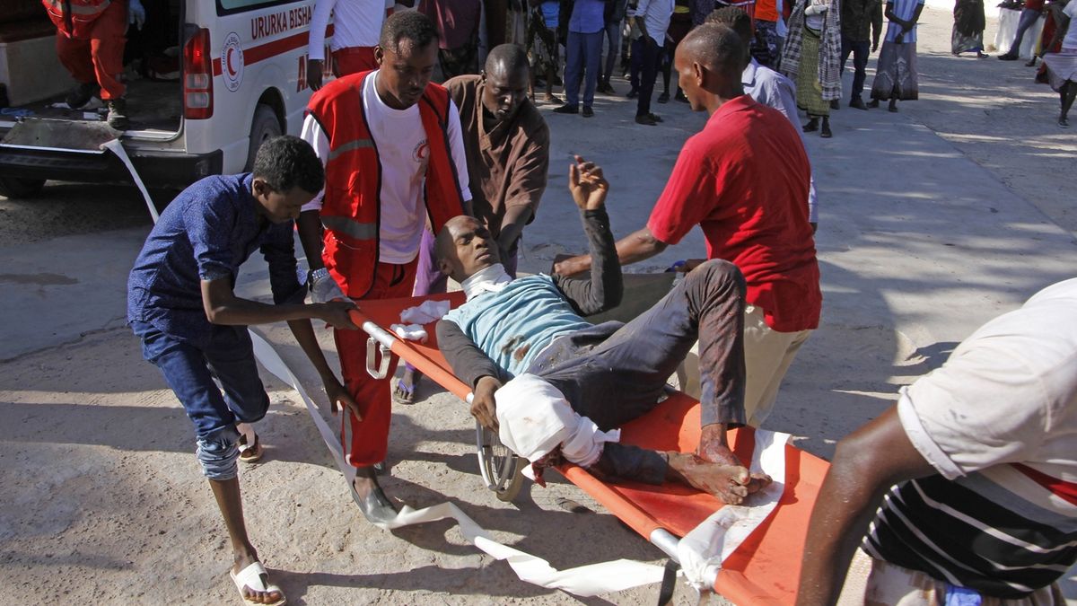 Zdravotníci ošetřují civilistu, který byl zraněn při výbuchu v Mogadišó