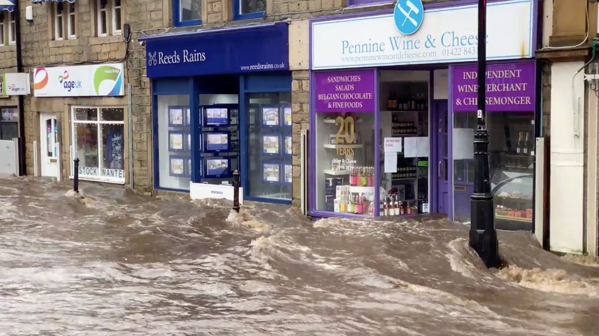 Lijáky, které přinesla bouře Sabona (Ciara), zaplavily městečko Hebden Bridge v hrabství West Yorkshire