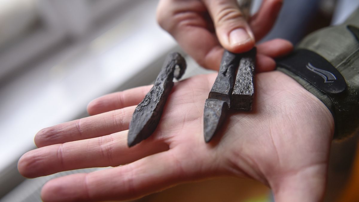 Originální hroty nastřižených kovaných střely do kuší (vlevo a vpravo) a jejich kopie (uprostřed) v Panské Lhotě na Jihlavsku, kde odborníci hroty testovali. Archeologové střely nalezli na hradě Rokštejn.