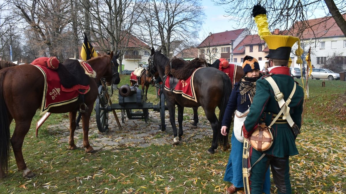 Hlavní soustředění vojáků i jejich koní bylo v obci Tvarožná, která se vždy v době výročí stává babylonem jazyků. Velí se však převážně německy, rusky a francouzsky.