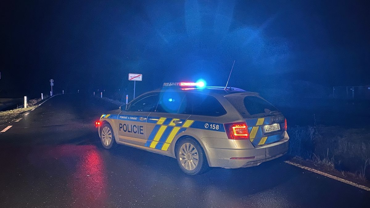 Na Nymbursku narazilo auto do stromu, jeden mrtvý