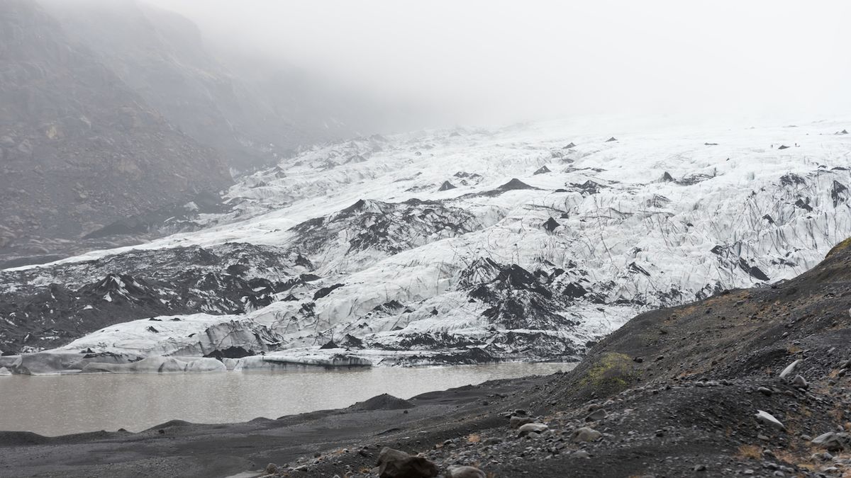 Snímek ledovce Sólheimajökull z roku 2015. Už tehdy se výrazně zmenšoval.