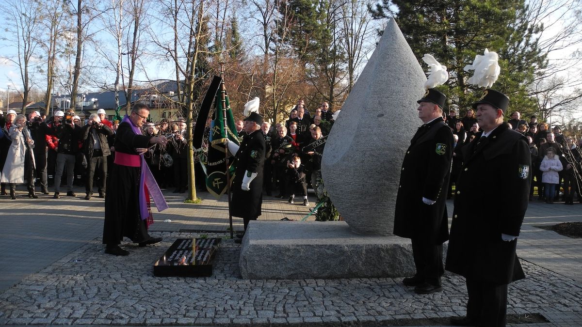 Oběti důlního neštěstí ve Stonavě připomíná kamenná slza od sochaře Martina Kuchaře