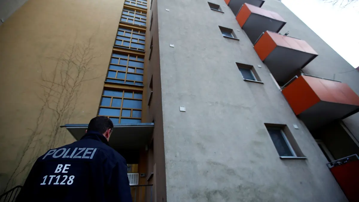 Německý policista před domem, kde byl Syřan zadržen.