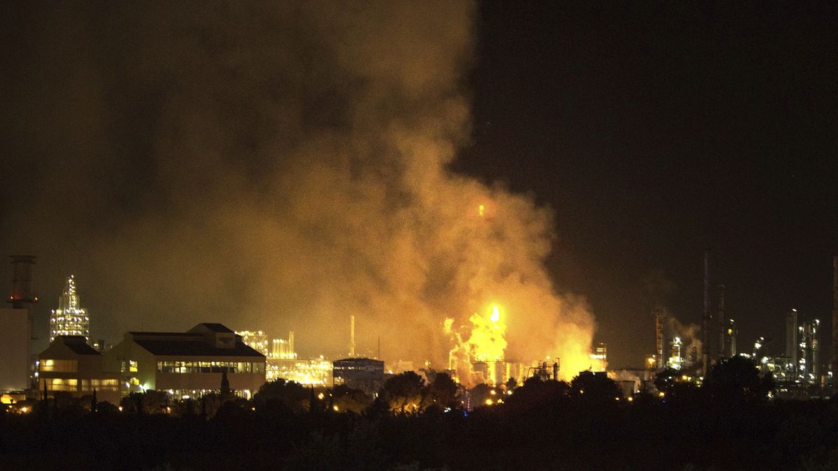 Kouř po výbuchu v chemičce v Tarragoně
