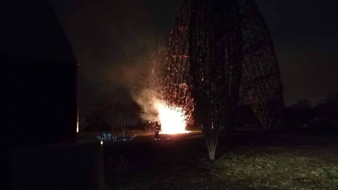 Hasiči zasahují u požáru rozhledny Doubravka v Praze