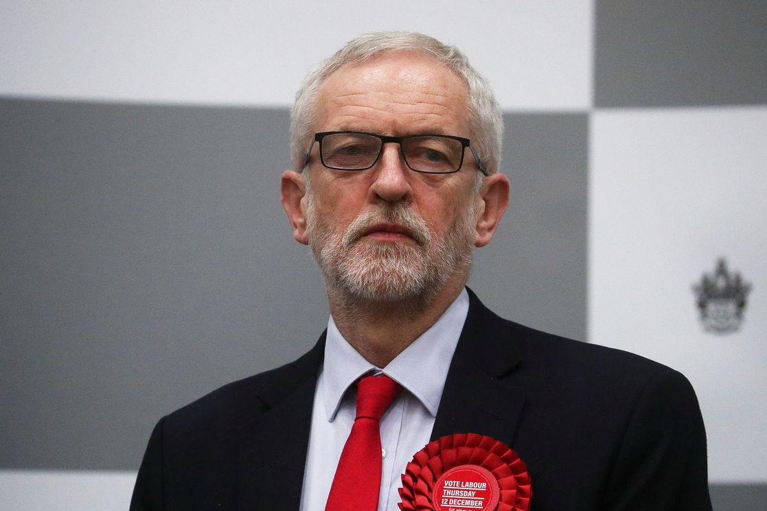 Lídr labouristů Jeremy Corbyn po zvolení do sněmovny oznámil, že stranu do dalších voleb už nepovede
