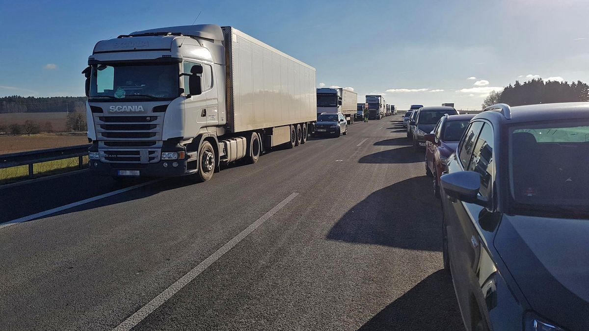 Že čeští řidiči neumějí záchranářskou uličku? Video dokazuje opak
