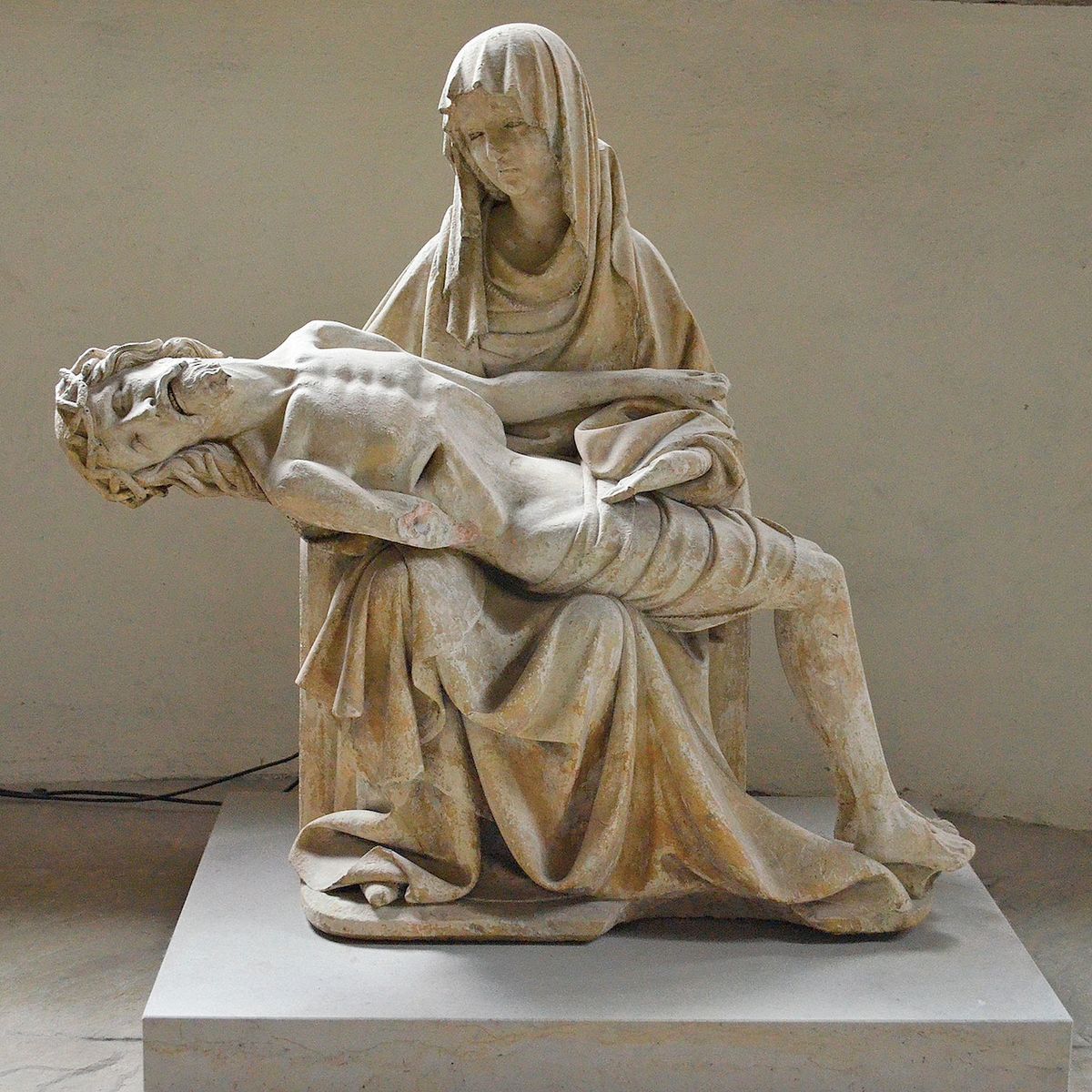 Pieta – Marie držící mrtvé tělo Krista byla vedle stojící madony druhým hlavním tématem krásného stylu.