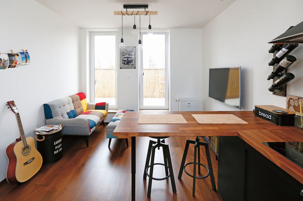 Jedna ze dvou místností je kuchyní, jídelnou i obývákem – oknem lze vstoupit na terásku.