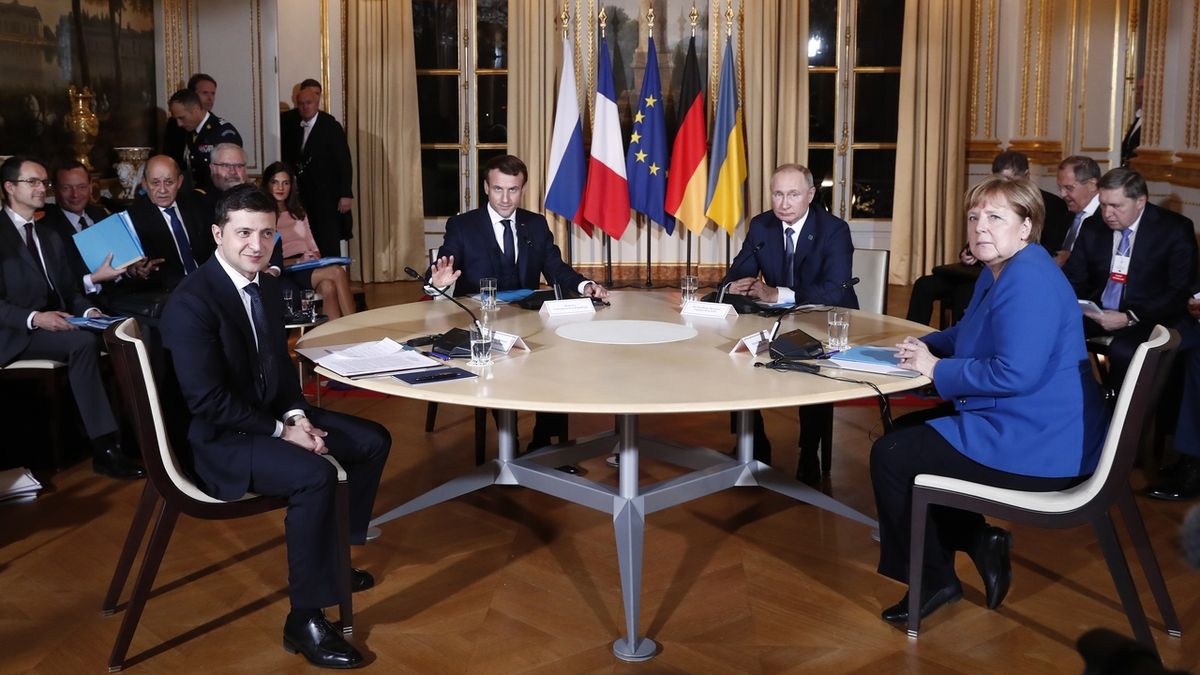 Zleva Volodymyr Zelenskyj, Emmanuel Macron, Vladimir Putin a Angela Merkelová před jednáním normandské čtyřky.
