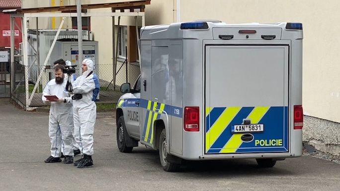 Kvůli vraždě v Kamenici u Prahy hledá policie dva podezřelé