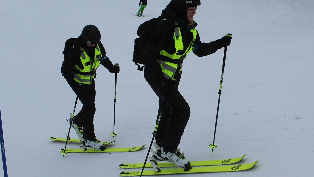 Na speciálních skialpinistických lyžích mohou policisté stoupat i do kopce