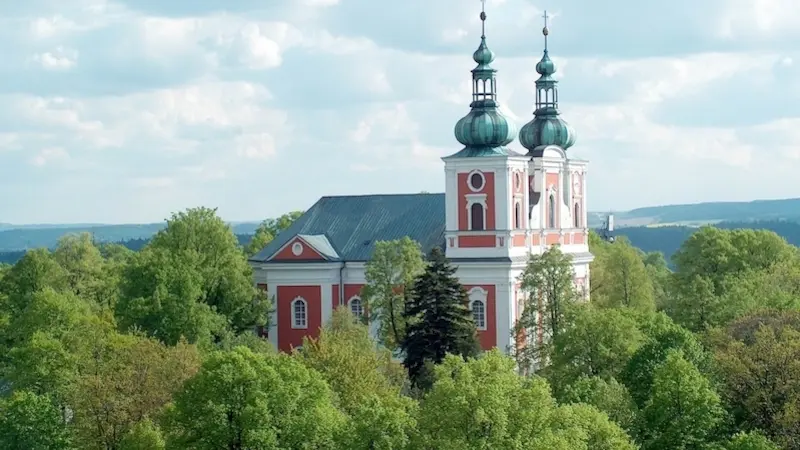Svatokrádež na Cvilíně. Zloděj využil lešení a ukradl z kostela kalich