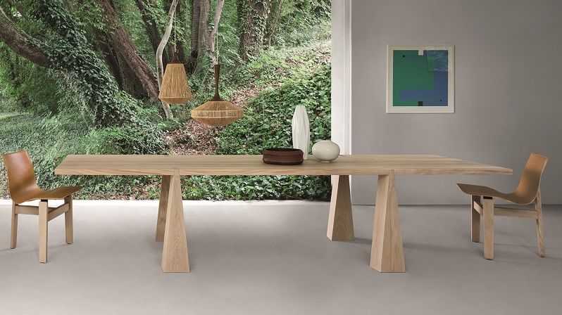 Trendem v jídelnách jsou masivní stoly s deskami z odolných dřev