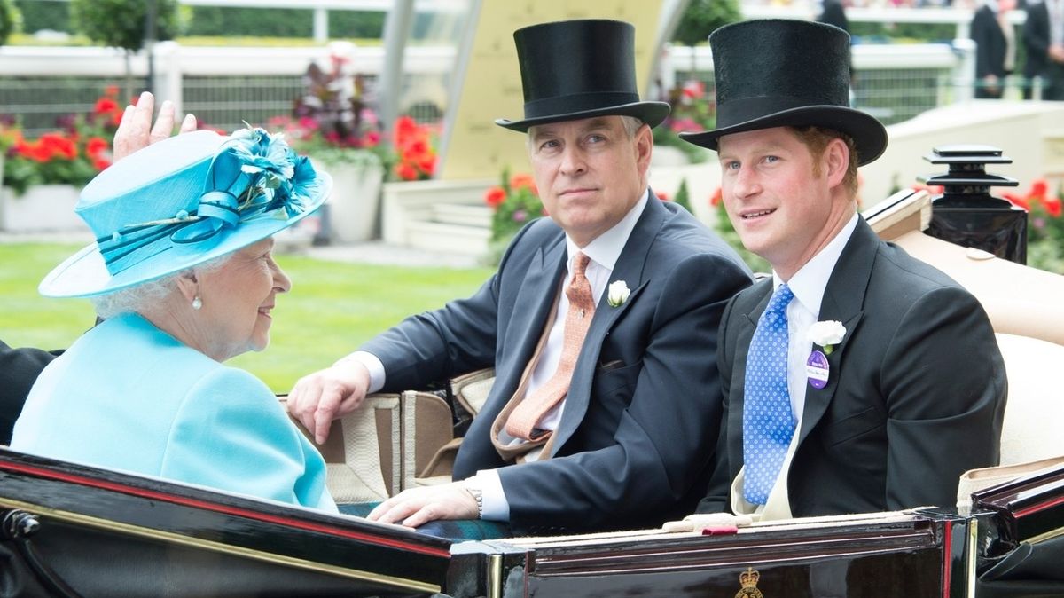 Královna Alžběta II., princ Andrew a princ Harry.