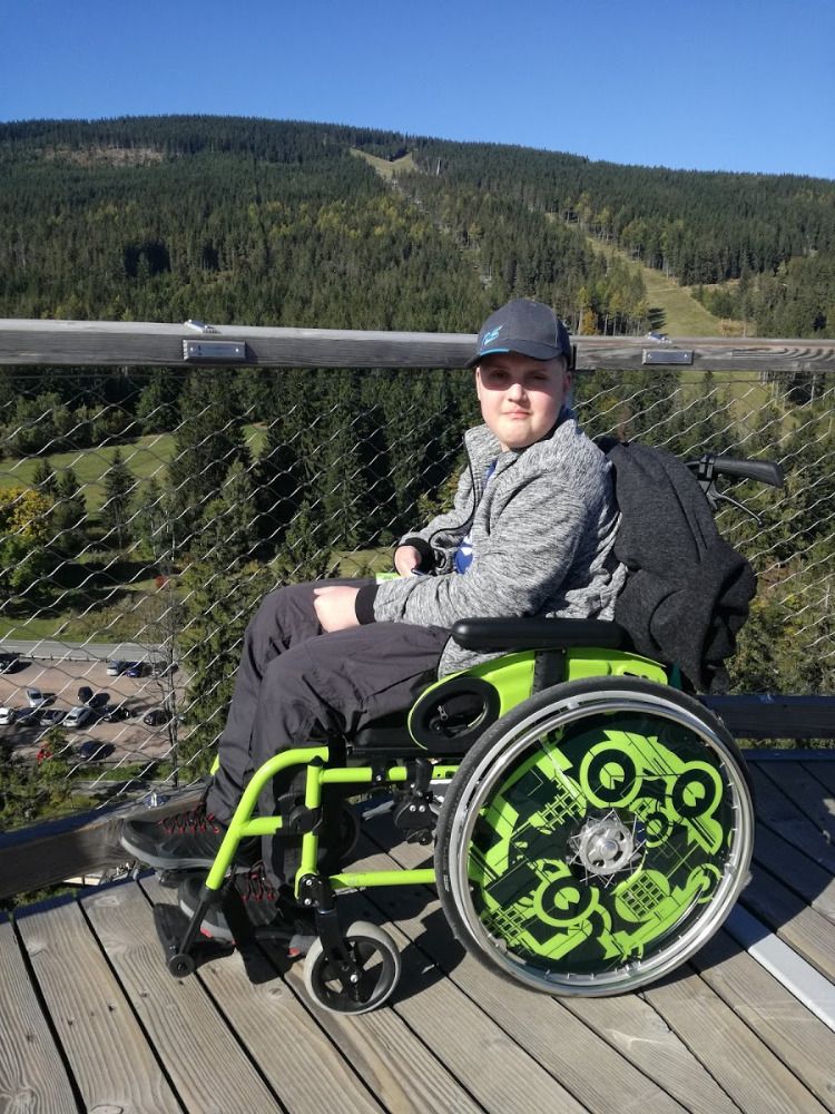 Přídavný pohon k vozíku by Tomášovi umožnil znovu jezdit na výlety se svou rodinou