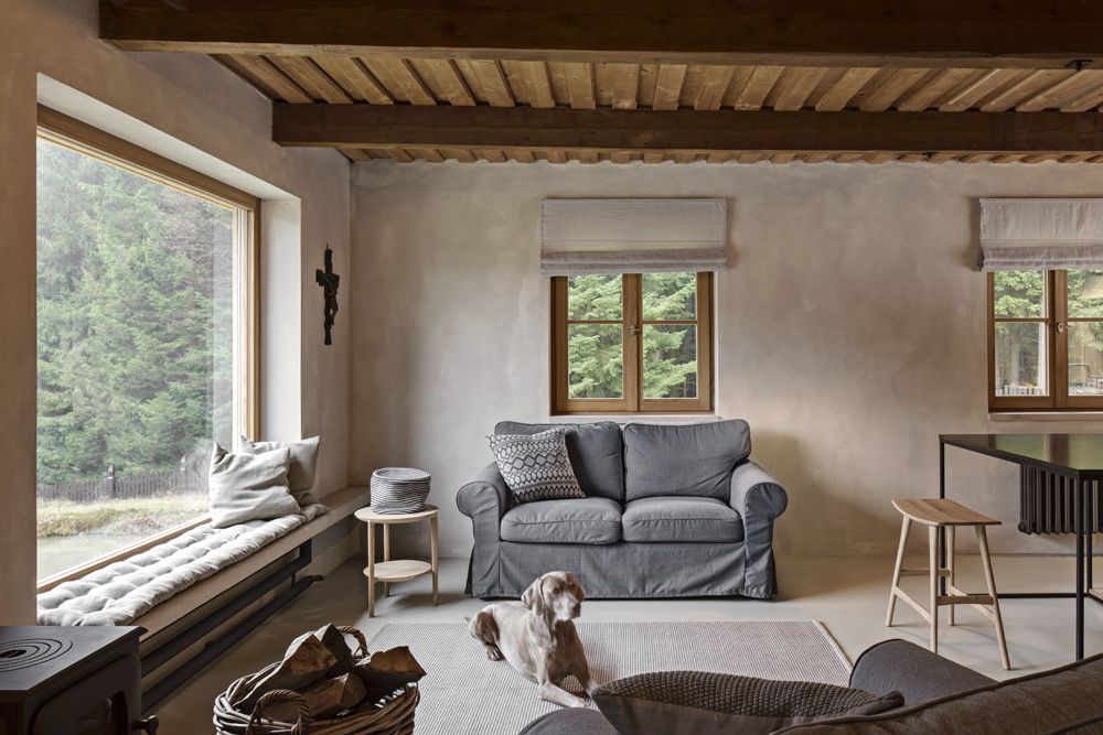 V obývacím pokoji je možné usednout na vyhřívaný parapet, pod nímž je topení, a z lavice sloužící k odpočinku pozorovat krajinu s výhledem do lesů. Je také možné pohodlně se posadit do sedačky či křesla (IKEA) a vychutnávat teplo z kamen (Iron Dog).