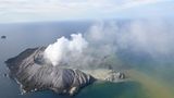 Novozélandská sopka vybuchla, když u ní byli turisté. Pět mrtvých a další nezvěstní