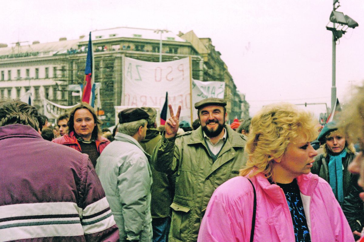 Autor článku Miroslav Korecký při generální stávce na Václavském náměstí v poledne v pondělí 27. listopadu 1989.