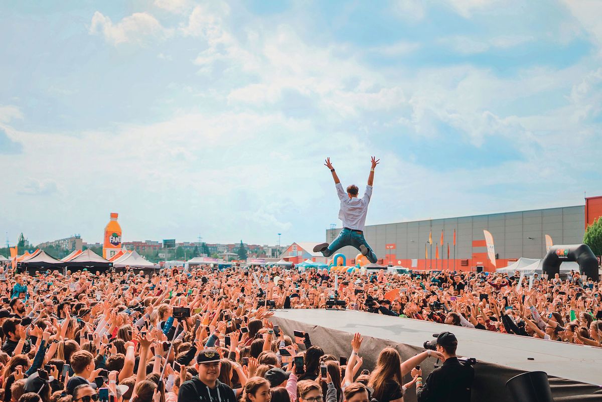 Zahájení festivalu Utubering, Praha-Letňany, jaro 2019. Mladí fanoušci vítají svého oblíbence ze sociálních sítí jako rockovou hvězdu.