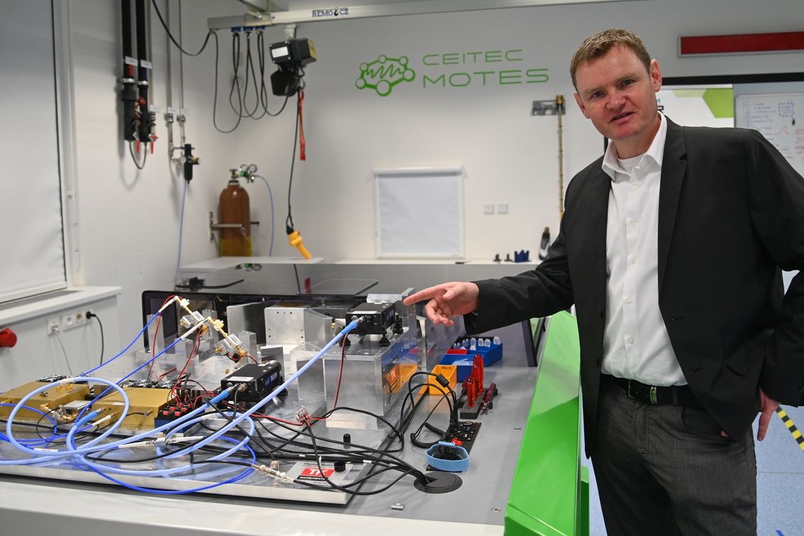 Petr Neugebauer z centra CEITEC představuje prototyp spektrometru, který mění doposud zavedený princip měření elektronové paramagnetické rezonance.