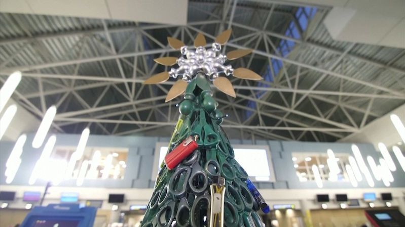 Netradiční vánoční stromeček slouží jako bezpečnostní osvěta