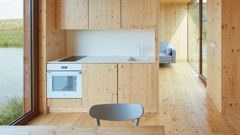 Jednoduchému a účelnému interiéru dominuje dřevo.