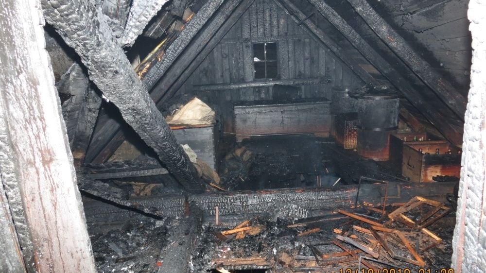 Požár domu v Beskydech zničil střechu i podkroví domu.