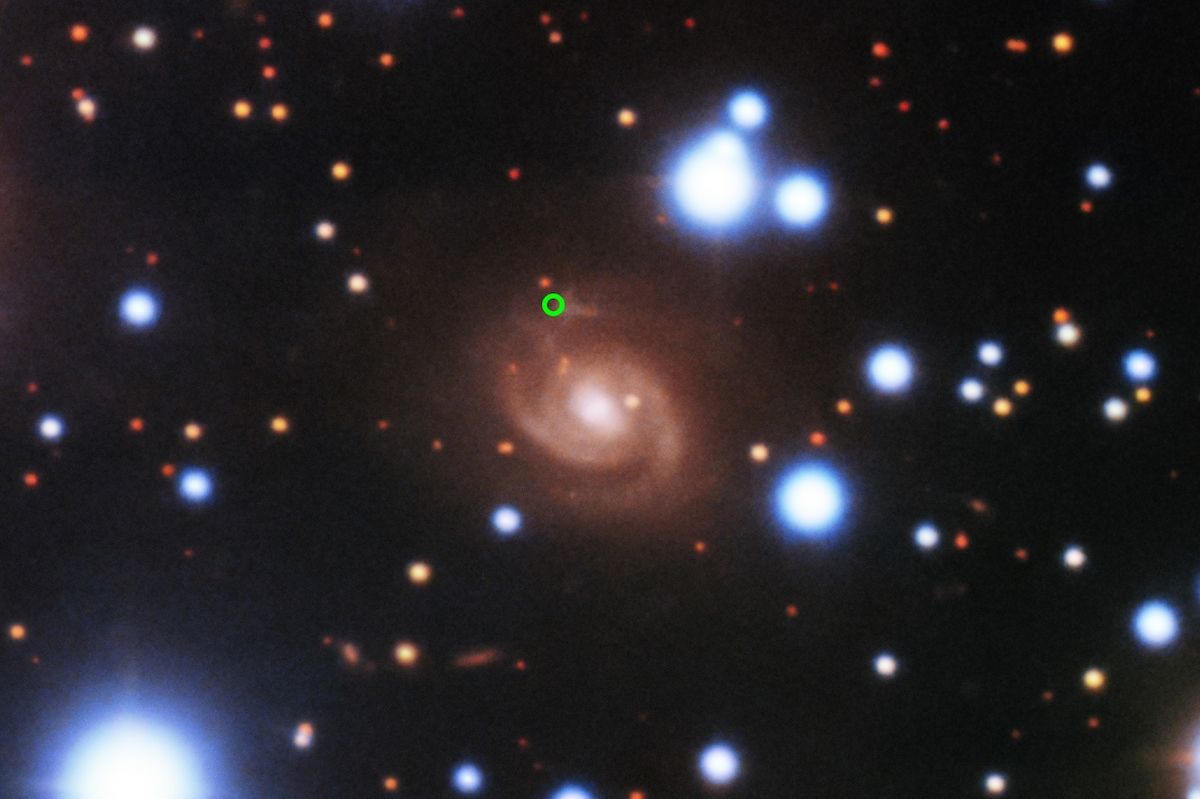 Snímek galaxie, ze které pochází radiový signál FRB 180916.J0158+65 – ten konkrétně ze spirálního ramene označeného kroužkem.