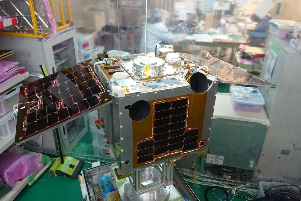 Satelit RISESAT při montáži v laboratořích Univerzity Tohoku