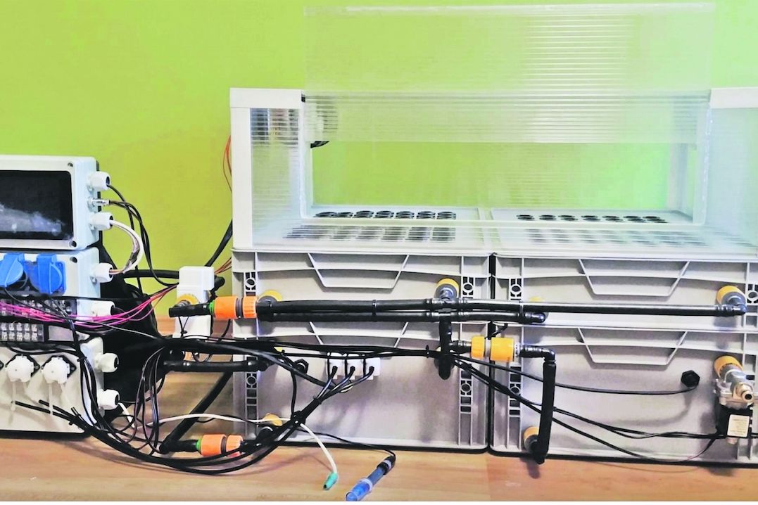 Inkubátor pro rostlinky, prototyp aeroponického systému pro roubované sazeničky.