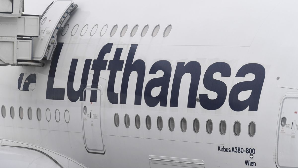 Letoun Airbus A380-800 německé společnosti Lufthansa na letišti v Mnichově.