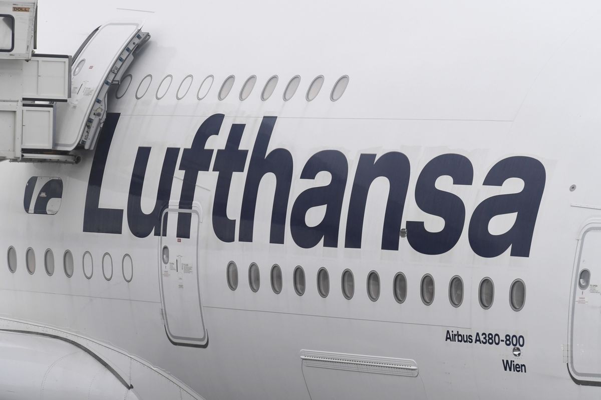 Letoun Airbus A380-800 německé společnosti Lufthansa na letišti v Mnichově.