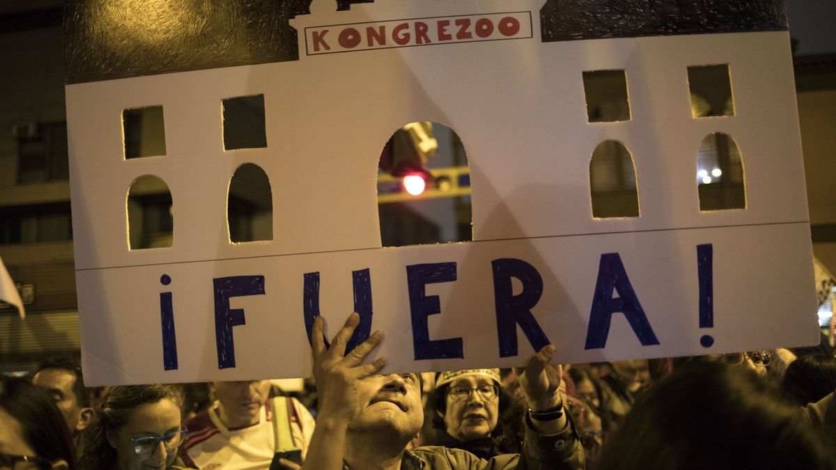Demonstranti v Peru protestují proti chování opozice. Na transparentu mají nápisy Zoo Kongres a Ven.
