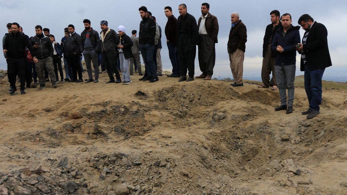 Obyvatelé iráckého Duhoku si prohlížejí kráter po íránské raketě, která měla zasáhnout americké vojáky na základně Ajn al-Asad.