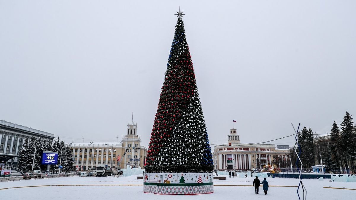 Nový strom na náměstí města Kemerovo pobouřil svou cenou místní obyvatele.