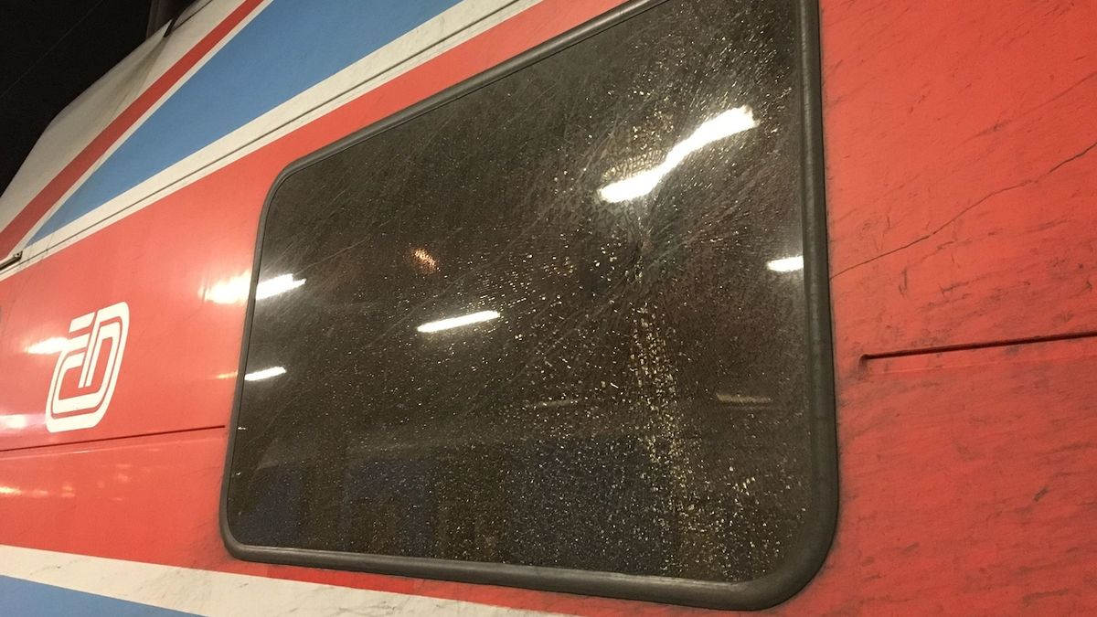 Rozbité okno vlaku CityElefant