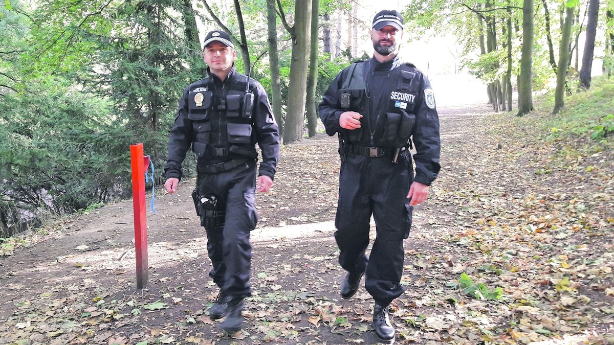 Společné hlídky městských strážníků a pracovníků bezpečnostní agentury v Mladé Boleslavi. Kvůli většímu bezpečí ve městě přibudou také SOS hlásky.