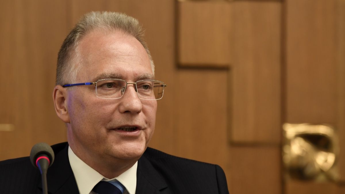 Vláda už pošesté navrhla Zemanovi povýšení šéfa BIS Koudelky