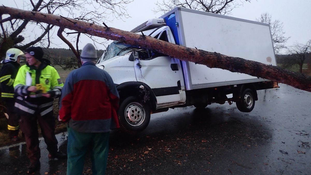 Strom spadl na dodávku na Mladoboleslavsku