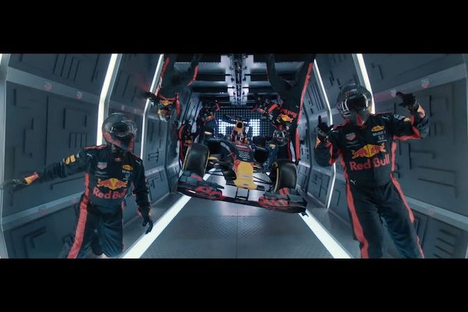 Mechanici týmu F1 Aston Martin Red Bull opravují formuli ve stavu beztíže