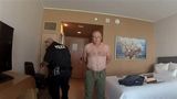 Za nahotu na hotelovém pokoji se dočkal obřího odškodného