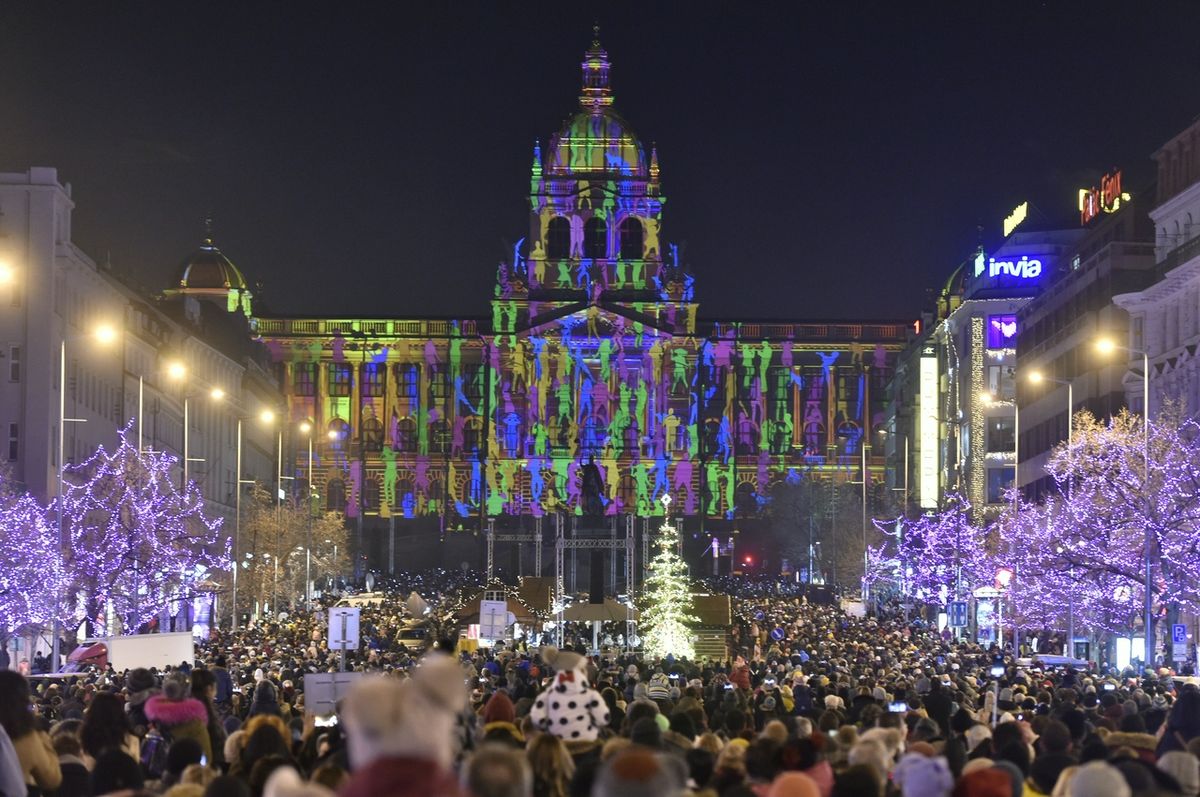 Novoroční videomapping sledovaly v Praze tisícovky lidí.
