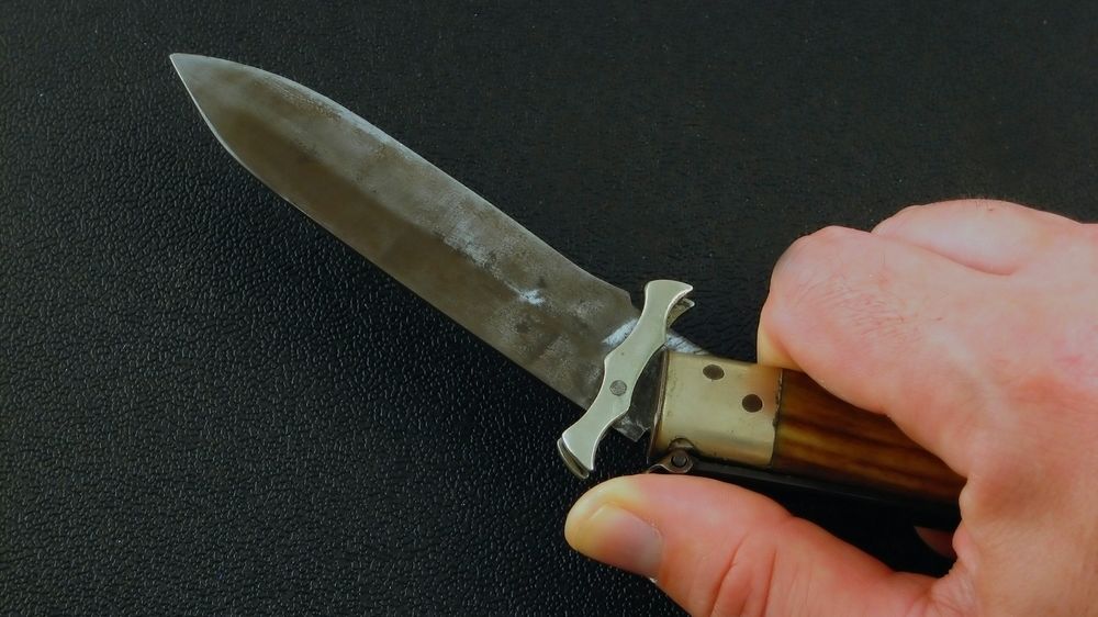 Boj proti krvavému násilí řeší policisté otupením nožů
