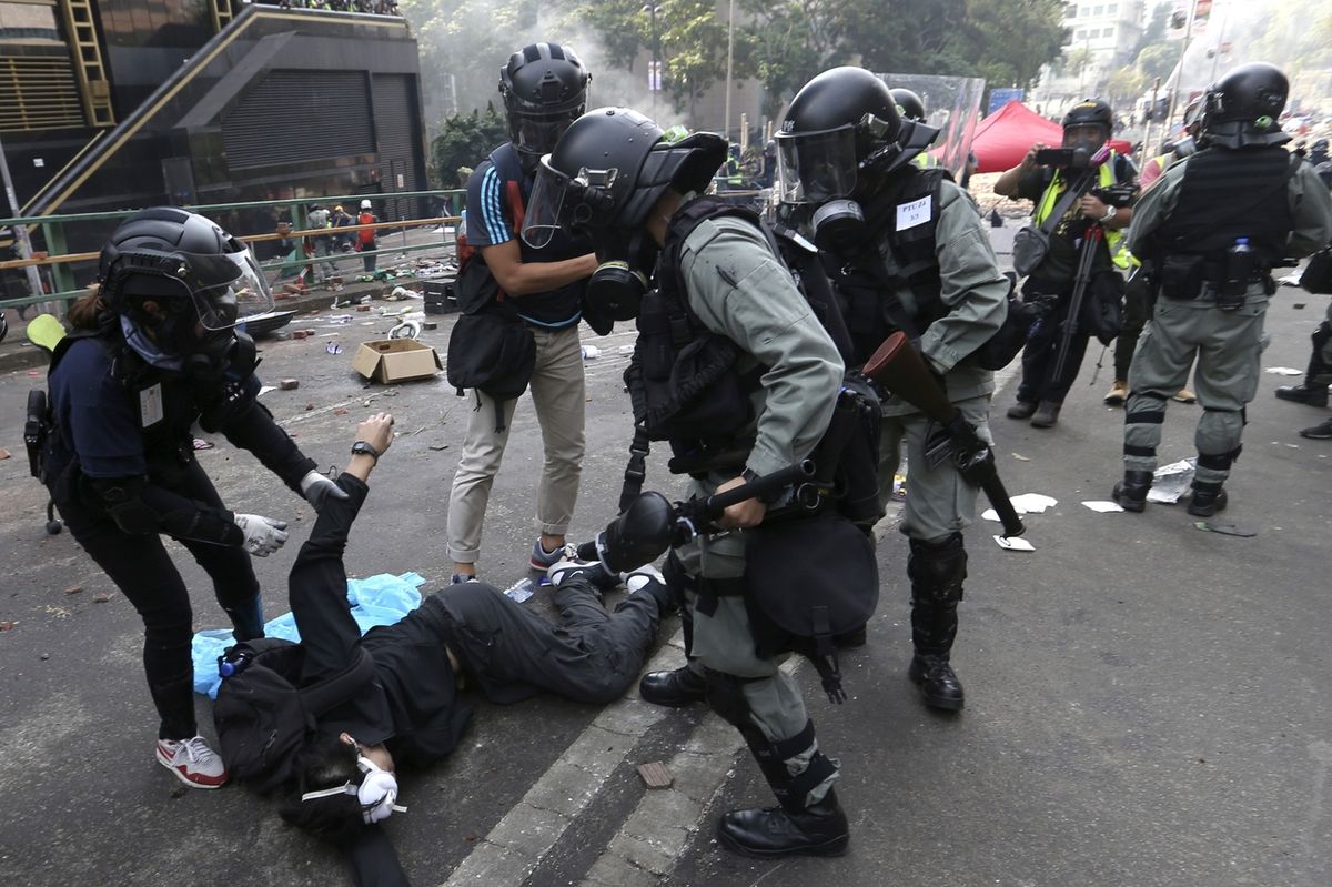 Hongkongští policisté zatýkají demonstranta u polytechniky 