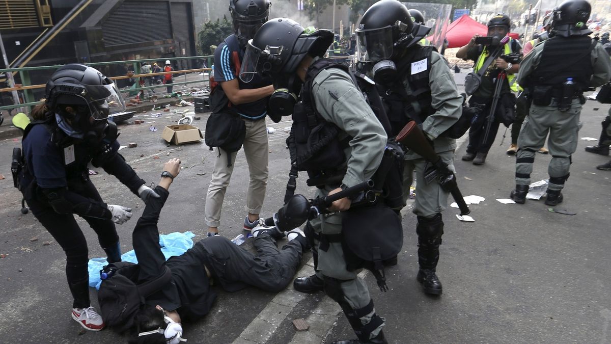 Hongkongští policisté zatýkají demonstranta u polytechniky 