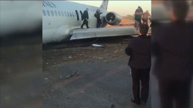 Íránskému letadlu upadl podvozek, zastavilo se až na ulici