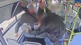 Útočník zmlátil v autobusu ve Varech cestujícího