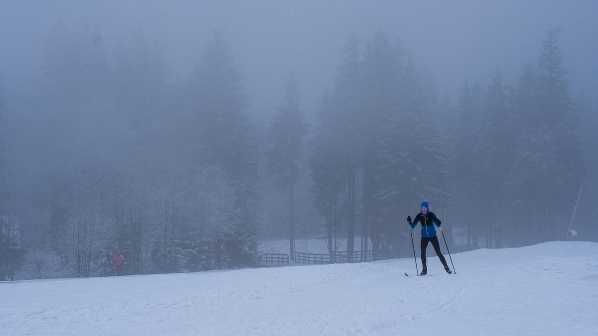 Běžkař lyžuje v mlze 26. prosince 2019 v Bedřichově v Jizerských horách.